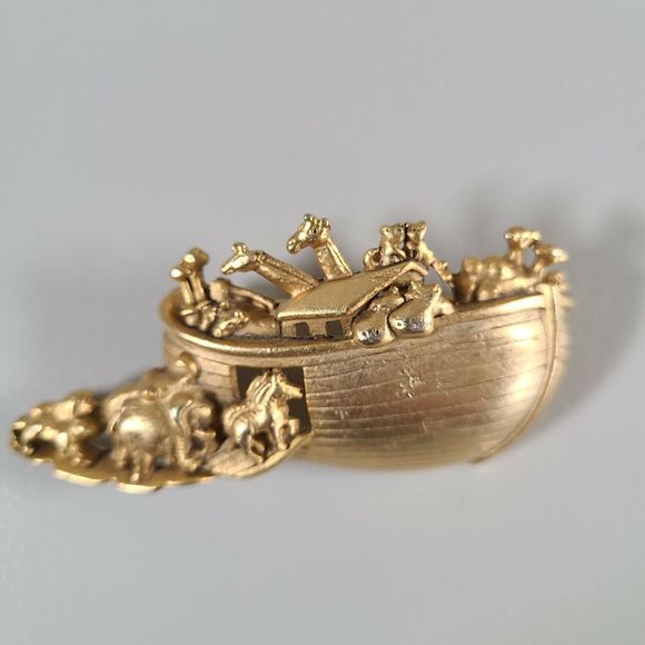 *Vintage Matte Gold Tone Noah's Arc Pin Brooch with Animals Signed AJC - Picture 4 of 8